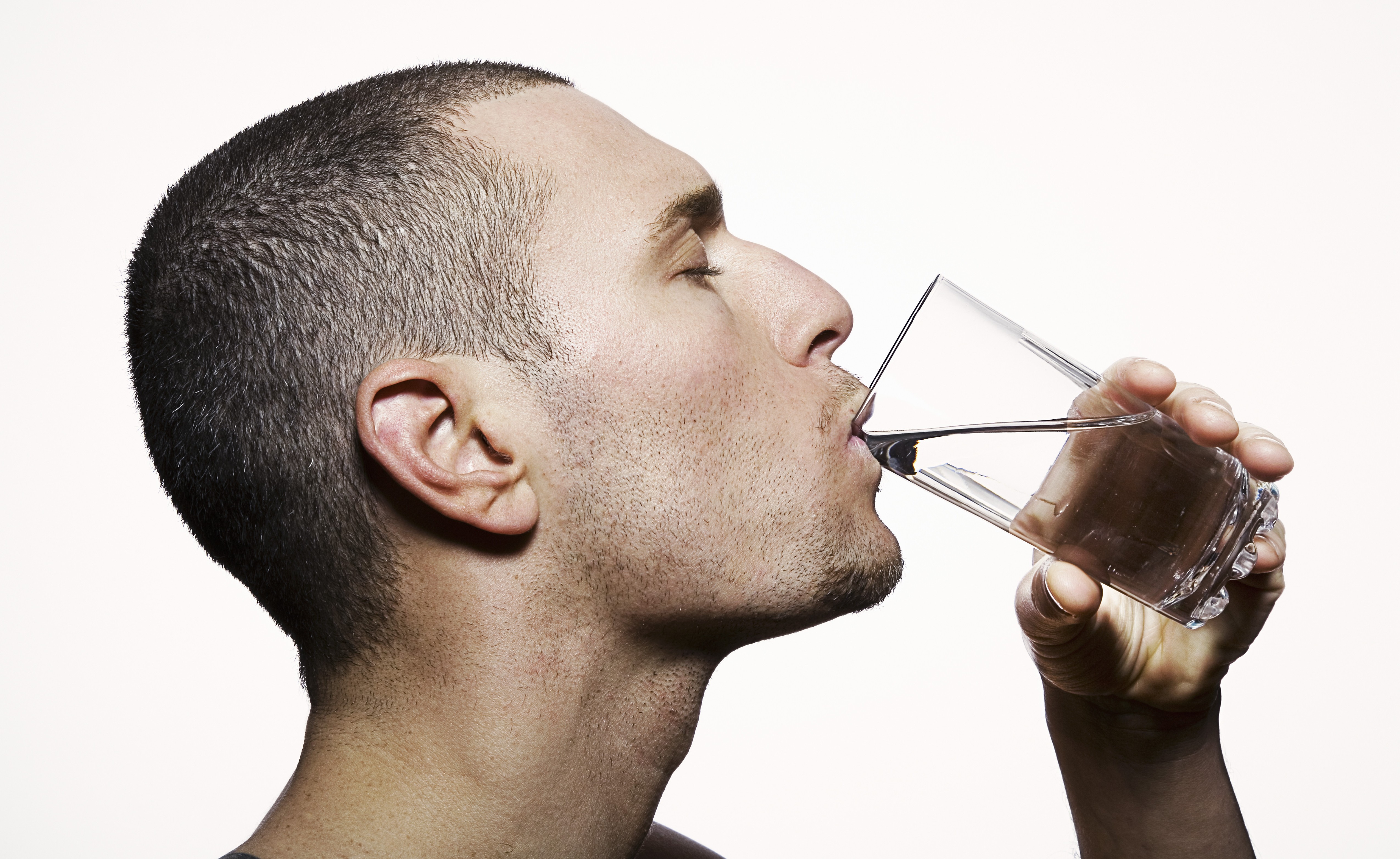 Что делать если сильная жажда. Мужик пьет воду. Пьет из стакана. Мужчина пьет воду из стакана. Человек пьет из стакана.
