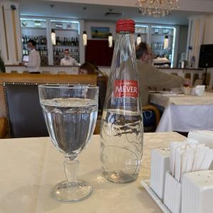 вода минеральная Mever 0,5 стекло , в уп. 12 шт
